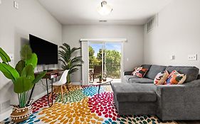 Stylish Apartment Close To Attractions
